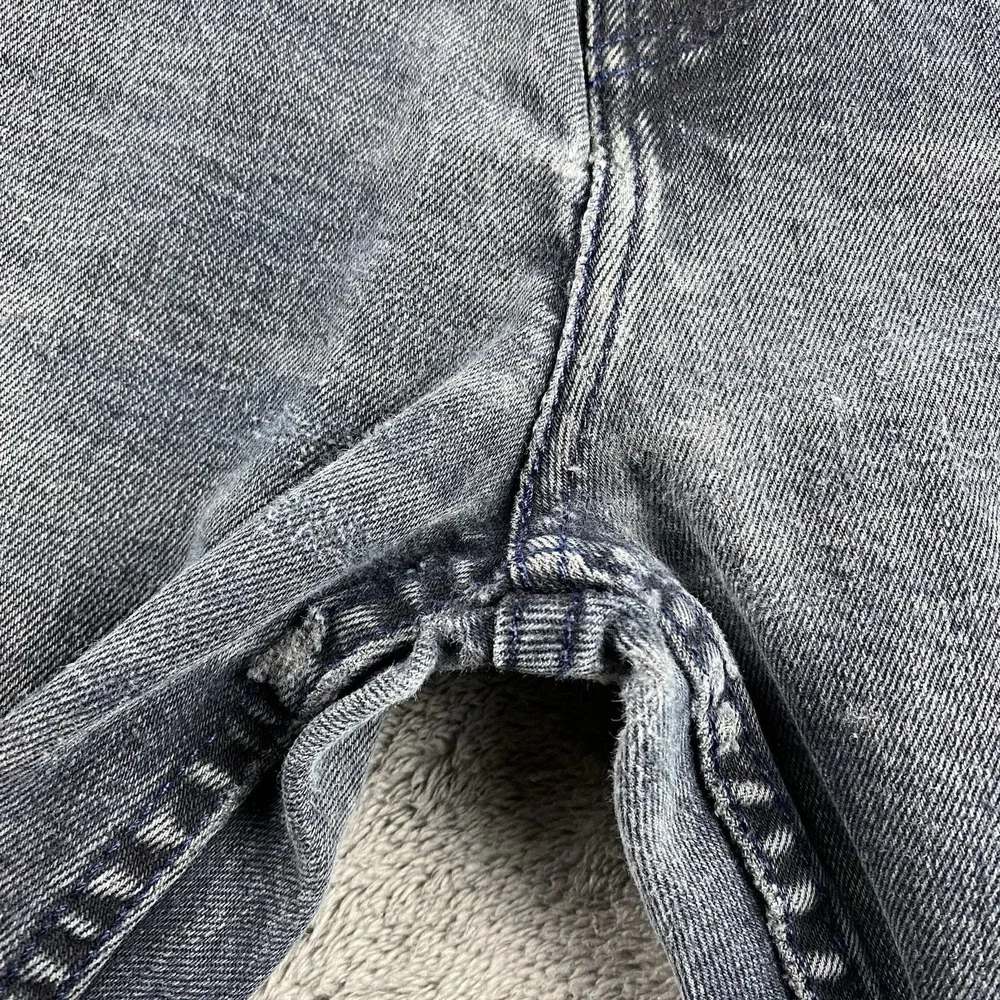 Levis 522‎ Tapered Leg Jeans Mens 31x29 Gray Mid Rise Distressed